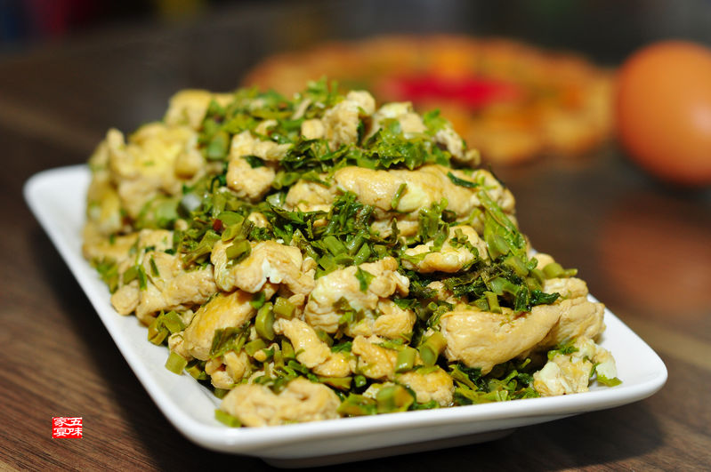 香椿炒鸡蛋：一道美味又健康的家常菜（香椿炒鸡蛋怎么炒）