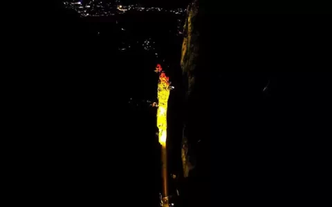 点亮一炷香 湖北恩施大峡谷别样清明别样情内地6位“关系户”女星，颜值低、演技差，却频繁在荧屏前刷脸-播放恩施大峡谷