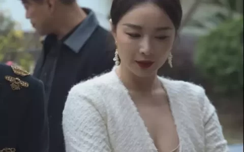 狂飙，情人节礼物，送大嫂同款口红兰蔻196号朱砂橘色水军暴露！赵露思点赞区满屏空号疑批量注册，网友：茶是水泡的-兰蔻196就是朱砂橘色吗