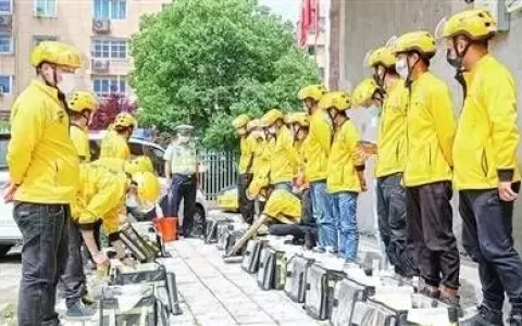 交警上门送“安全”套餐 外卖骑手给出好评