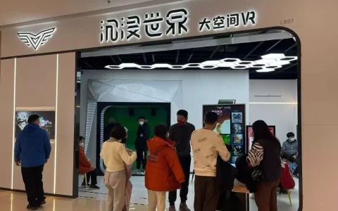 VR体验店受年轻人青睐 网友期待虚拟现实技术应用于更多领域