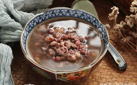 春季女人湿气重，建议多吃这6种粗粮，去除体内湿气，身体更轻松自带“青霉素”的6种菜，中老年人每天换着吃，杀菌抗病毒，增强抵抗力-女人湿气重吃什么粥