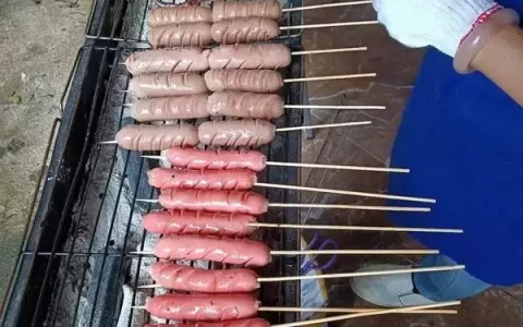 烤香肠是一种简单又美味的烧烤食品，以下是烤香肠的制作方法