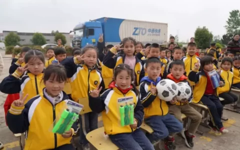 叮！武汉快递企业的这份暖心礼包 方杨小学已签收