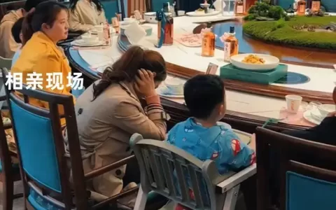 女子带家人相亲被嫌弃，男生到了现场转身就跑：我不当冤大头“上班脏兮兮，下班女明星？”00后上班前后反差走红，怪不得单身(和相亲对象一家人吃饭)