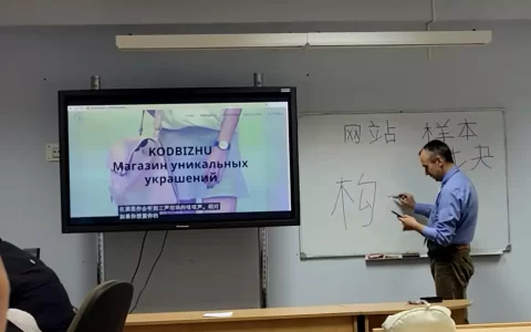 外国老师在课堂上学习写中文，留学生：班上都是中国学生，感觉老师在反向留学