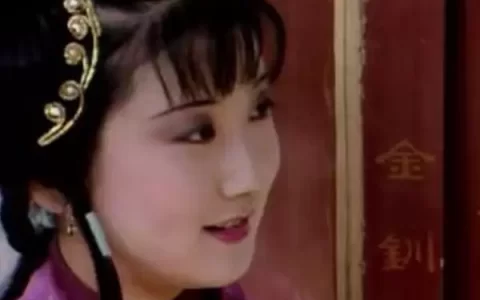 王夫人的两个丫鬟彩云和彩霞，为什么不喜欢宝玉，都看上了贾环？