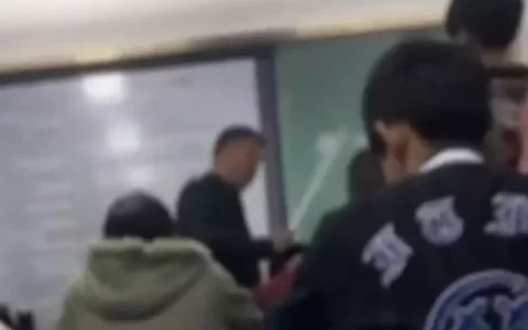 老师让学生排队接受体罚？江苏一地教育局回应称已在调查