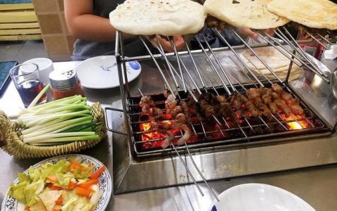 现在全国各地大小城市都开了“淄博烧烤”(淄博烧烤城)