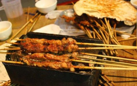 “烧烤圣地”美食多，除了常见的烤羊肉，烤南瓜的吃法也是一绝(烤南瓜怎么做好吃)