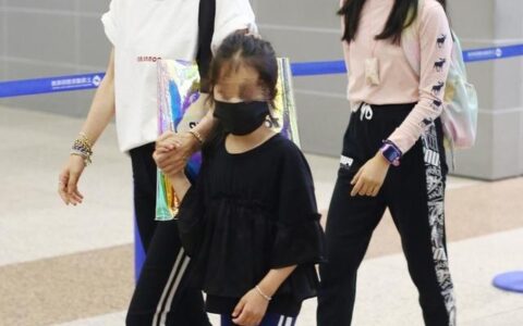 马伊琍母女三人同框，都穿“校服裤”精致活泼，大女儿长腿太抢镜(马伊琍两个孩子叫什么)