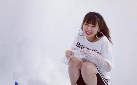 泫雅为了证明腿细，穿常人嫌土的“半截校服裤”，却意外秒变擎天腿(泫雅腿长比例)