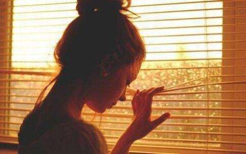 可以忍住不联系, 却忍不住想念（能忍住不联系却忍不住不想你的人）