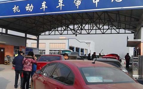 新车“6年免检”，很多人已吃过亏了！交警：搞错会被罚款、扣分（新车6年内免年检）