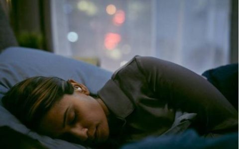 原来一直搞错了！人每天要8小时睡眠？最佳睡觉时间究竟是多少？（每天八小时睡眠是不是科学的健康标准?）