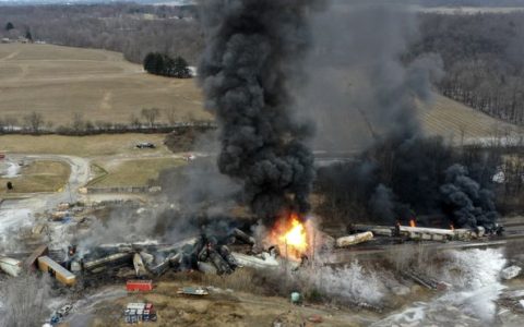 俄亥俄州“毒列车”现场，二噁英检测浓度超过致癌阈值：几百倍（俄亥俄州拔头死刑）