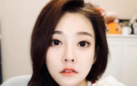 与斗鱼解约后，冯提莫晒出沙滩美照，网友评论笑翻！(冯提莫斗鱼名字)