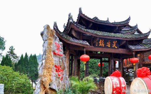 悬崖之上的土司行宫，挂在瀑布上的千年古镇，风景在路上-土司王相当于现如今什么官职