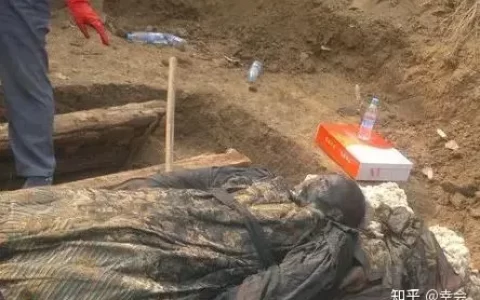 16年前在北京出土的干尸身穿龙袍，陪葬品寥寥无几，身份究竟是？-16年前在北京出土的干尸