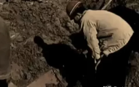 1、 “龙袍干尸”的由来-龙袍女尸