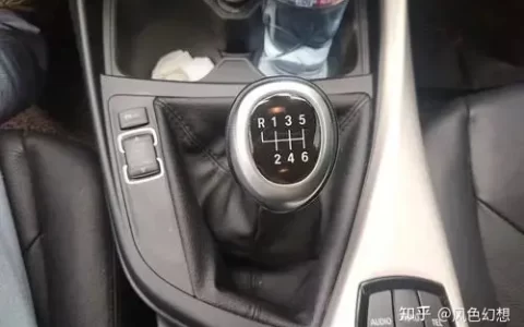 开车起步时是先挂档还是先松手闸？操作不当对汽车会有哪些影响？（起步先挂挡还是先按手刹）