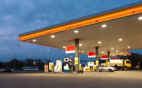 油价调整最新消息：今日5月16日，92、95号汽油预计下调380元/吨(今晚调整后油价)