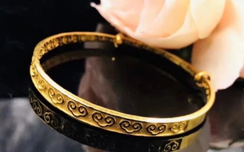 黄金首饰和金条，典当价格都什么样？（金首饰典当和卖哪个更合适）