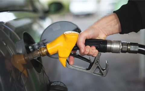 给钱包减减压，今晚12点油价下调，92号汽油预计回归“8元时代”（油价92号汽油降价）