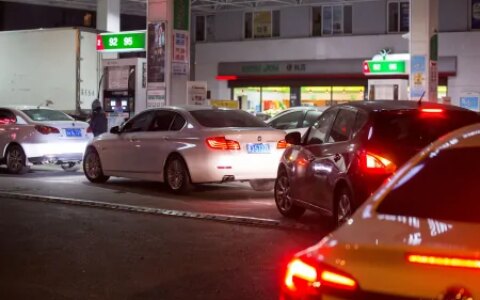 速度去加油！今晚12点过后，全国油价正式上调，上涨高达140元/吨（今晚油价要降了,加满一箱92号汽油将少花7元）