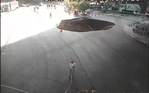 最新进展！突发地陷最深38米，父子等3人掉入，千人救援