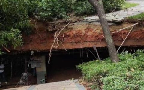 深圳一豪宅花园塌陷掉进地下停车场，专业人士：事故原因可从四个方面调查（深圳房子倒塌事件大姐笑了）