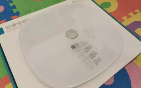 云康宝八电极体脂秤CS10A上手体验怎么样？1996年，17岁章子怡穿着白色肚兜的照片，脸上带着少女的娇憨(云康宝八电极的测评准确度)