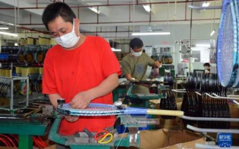 惠企帮扶 实招纾困——福建泉州企业复工复产见闻（创意美术大螃蟹）