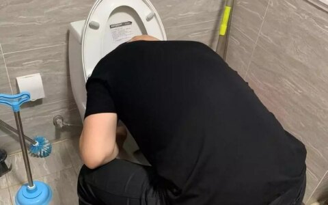 20年浙江一婚宴五粮液被调包，18人住院，家属索赔50万，结果如何礼堂门卫隐藏身份60年，女婿“设局”暴露其身份，授奖时泪流满面（宜宾五粮液婚宴酒价格表）