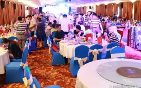 浙江一土豪办婚宴，外省好友一家四口随礼100，入席直呼：来值了（浙江酒席大概多少钱一桌菜）