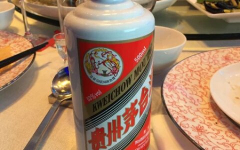 河南一夫妇举办婚礼，买了30瓶飞天茅台，婚宴的菜品也很精致（婚礼喝茅台）