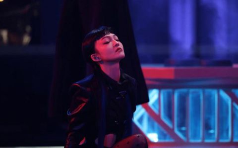 张韶涵女与苏见信同台献唱，一首《孤勇者》燃爆全场，获无数掌声(张韶涵苏州演唱会)