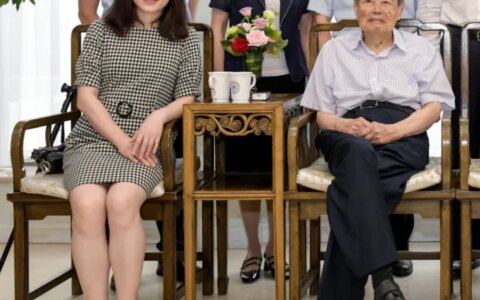 98岁杨振宁与44岁妻子近照曝光：翁帆这16年经历了什么？（杨振宁和老婆翁帆近照）