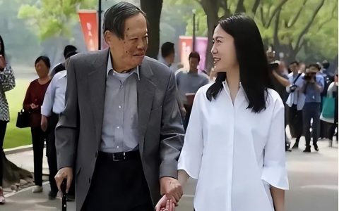 杨振宁与翁帆恩爱19年，月薪百万都交给妻子，她的选择令人泪目（杨振宁和翁帆是爱情还是利益关系）