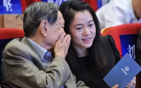 杨振宁靠在床上念叨妻子，翁帆：怎么了，身体不舒服吗？杨振宁：没有，就是想看看你！（杨振宁与妻子翁帆的段子）