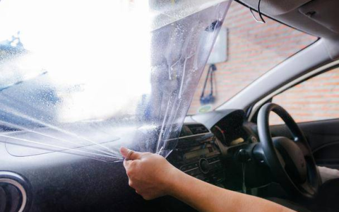 汽车玻璃贴膜的这4大好处，你知道吗？教你正确选择汽车贴膜（车玻璃贴膜好处）