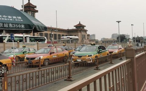 乘客热得慌司机遭暴晒，出租车为啥不能贴防晒膜？（出租车可以贴透明的太阳膜么视频）