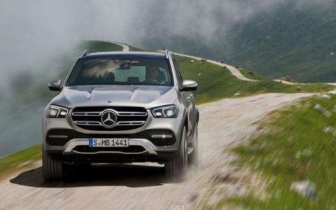 大咖在线：全新奔驰GLE怎么样？下雨天可以贴膜吗？（奔驰gle雨天高速打滑）