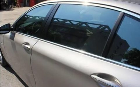 面包车贴车膜被罚款，车主不服，凭啥不罚埃尔法？（面包车贴膜会罚款吗）