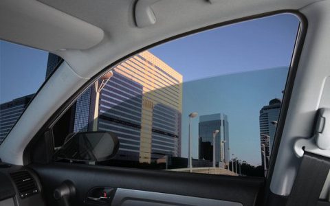 汽车太阳膜不但能隔热防晒防爆关键还能为你省钱（车用太阳膜怎么贴）