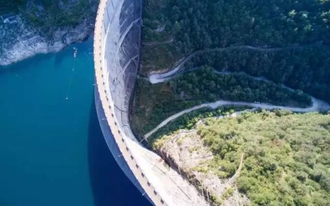 智慧水利“深潜者”，瑞驰信息浮出水面1996年，17岁章子怡穿着白色肚兜的照片，脸上带着少女的娇憨(瑞驰科技股份有限公司)