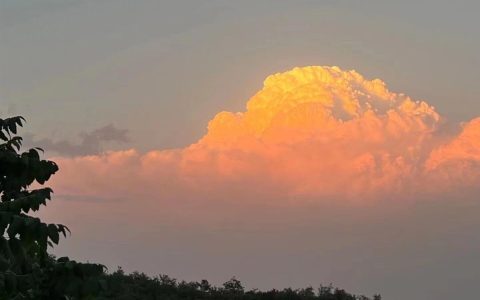绝美橘色云朵刷屏北京人朋友圈，专家：常伴冰雹大风的积雨云（橙色的云叫什么）