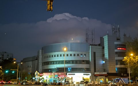 今晚北京天空现“秃积雨云”，常带来局地性强对流天气（北京天气今天晚上有雨吗）