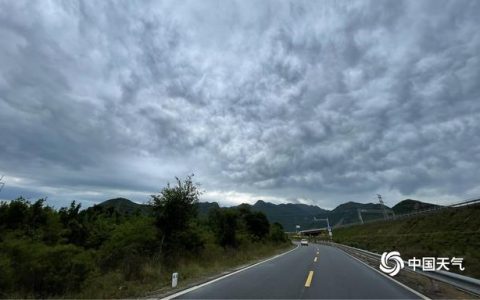 受雷雨云团影响 今晨北京昌平天空乌云翻滚（北京今天早上天空出现奇观）