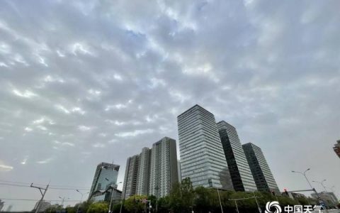冷空气携大风降温来袭 北京天空多云出现“丁达尔”效应（北京明天重启大风降温模式）